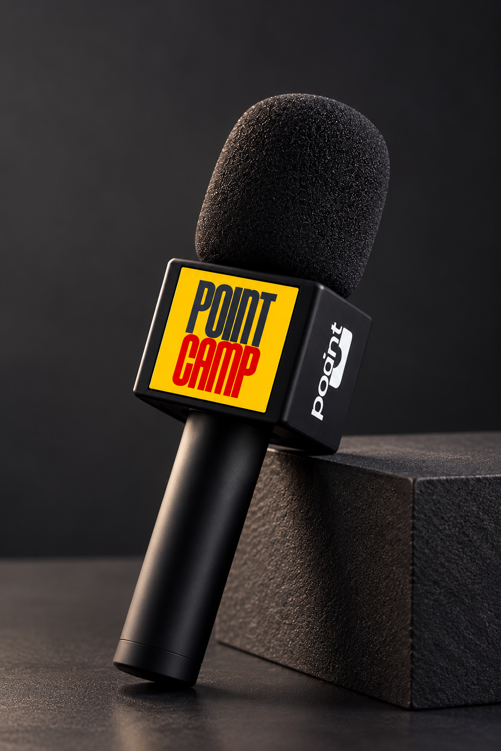 Microfone com canopla preta impressa em 3D, logo Point Camp amarelo e vermelho na frente e logo point na lateral.
