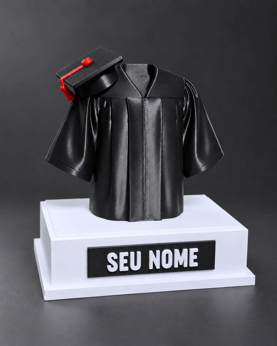 Troféu de formatura impresso em 3D com beca e capelo pretos, base branca e placa "SEU NOME".