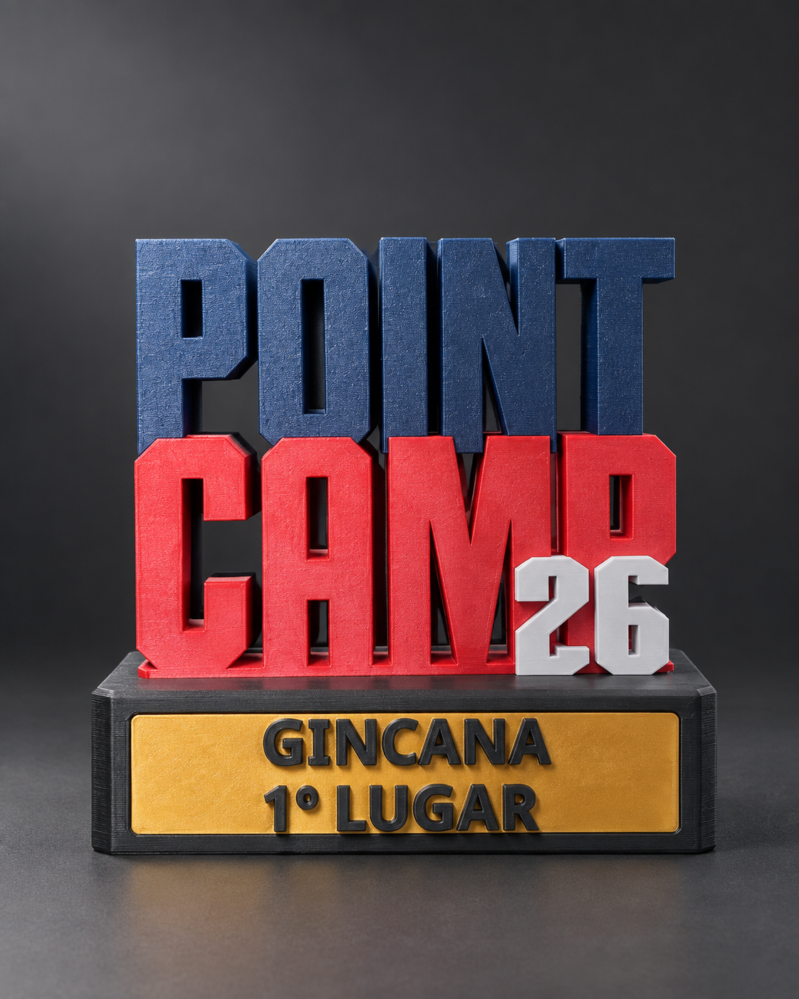 Troféu impresso em 3D com letras Point Camp 26 em azul, vermelho e branco e placa dourada de gincana.